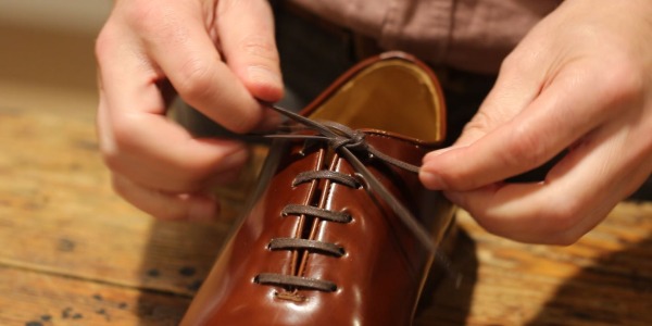 Cómo poner los cordones a tus zapatos. (Seguramente no lo estás haciendo bien)
